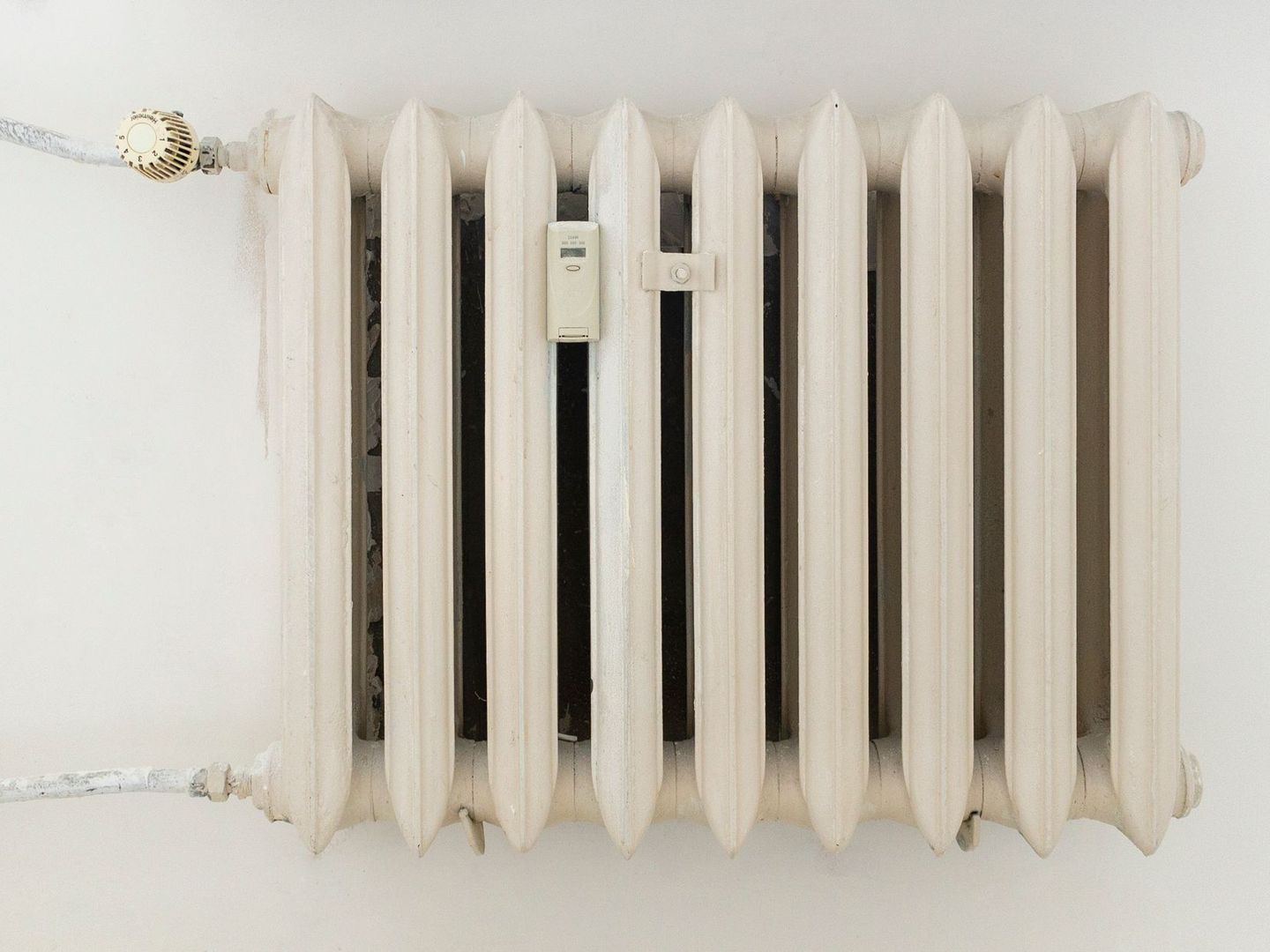 Gussheizkörper mit Heizkostenverteiler und Thermostatventil