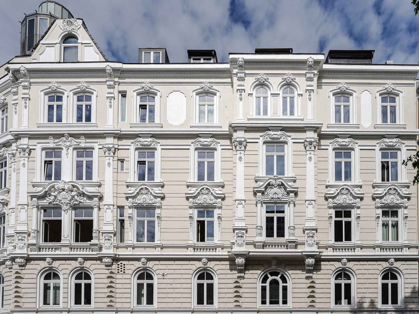 Sanierte Stuckfassade eines Gründerzeithauses